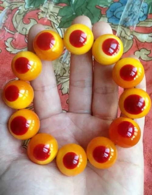 看完这个故事,再看看这样的手串……一群快乐漂亮的盔犀鸟,现在就这样