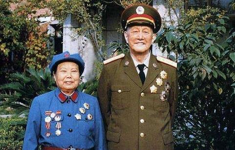 中国唯一"六星上将",妻子如今101岁,儿子一个省长一个