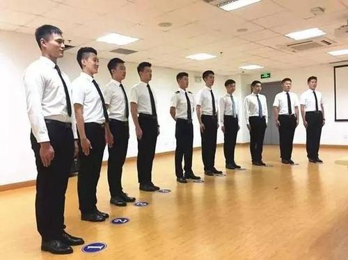 1面试妆容男生的话一定要把自己的头发收拾好,不要后面翘起来,寸头