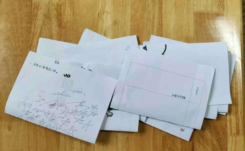 用废旧的纸张折成飞机