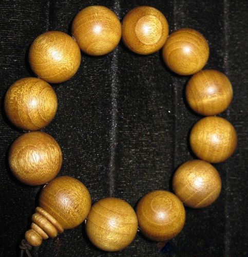 data-lemmaid="5689033">金丝楠木 /a>制作而成的手串