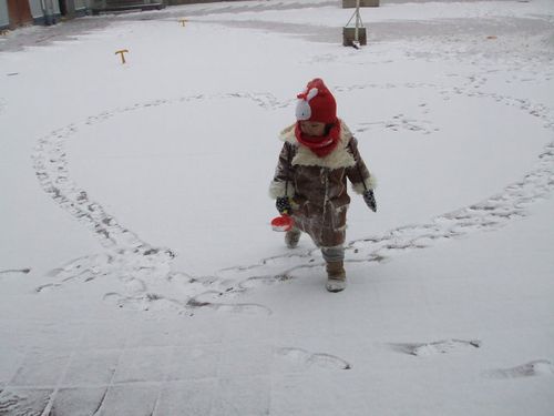 快让小朋友在雪地上撒点野!