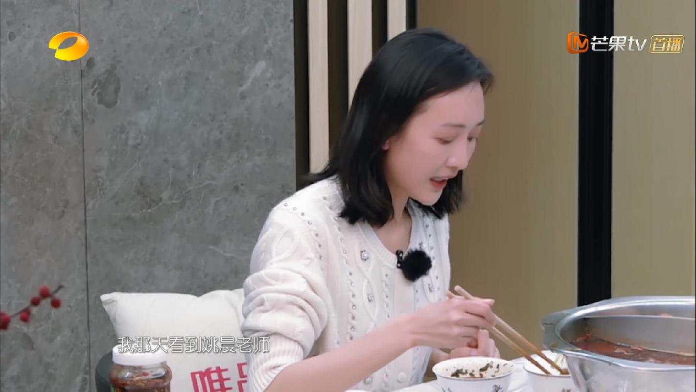王鸥倪妮吃火锅配白酒,喝醉脸红3个度,一大桌食物只吃猪肝土豆