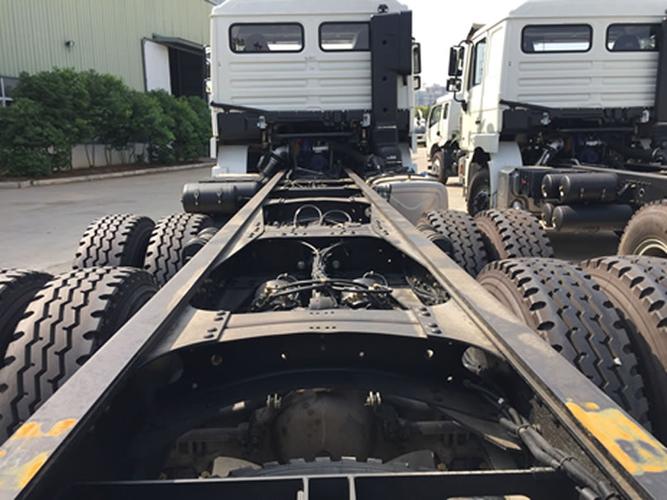 国五陕汽德龙后八轮搅拌车底盘图片