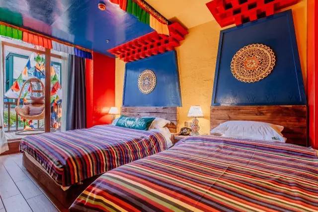 北漂10年回到故乡,他把云南26个民族装进一间屋子,推开门就像打开一片