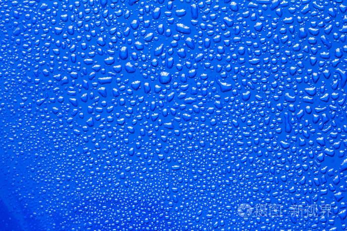 抽象水滴表面新鲜的蓝色背景