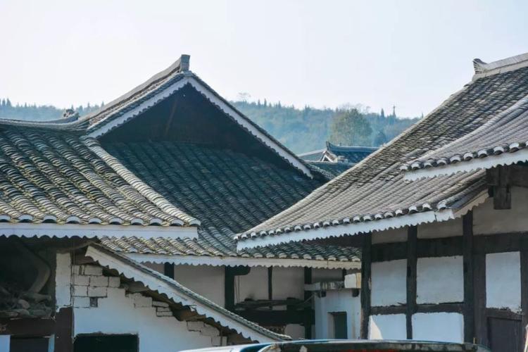 典型的黔北民居,小青瓦房,砖混房屋错落相间,分为三合院,四合院,五柱