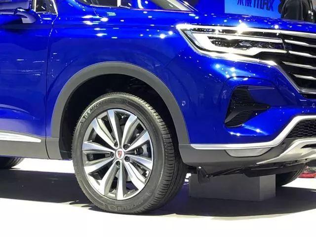 车型荣威max,定位介于荣威rx5(参数|图片)与荣威rx8(参数|图片)之间