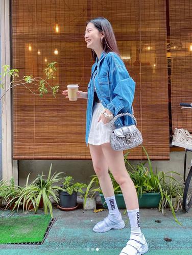 小白鞋穿搭有新招!"白鞋配白袜",赵露思,昆凌都这么穿!