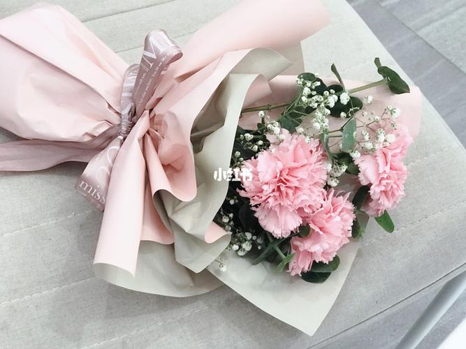 3枝康乃馨包装纸换个折法