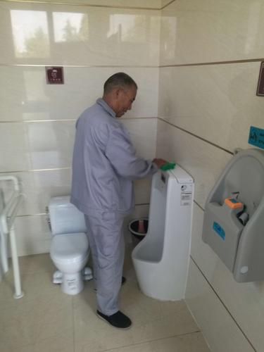 石老人西公厕小便池保洁