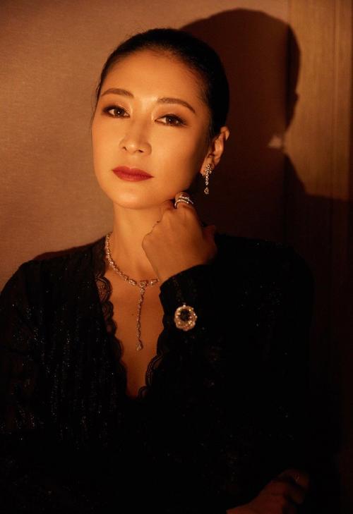 梁静黑色长裙迷人性感图片