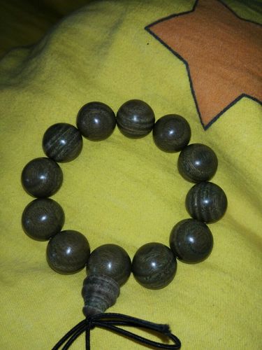 为什么木头手串上手盘以后反而没有用布盘的亮