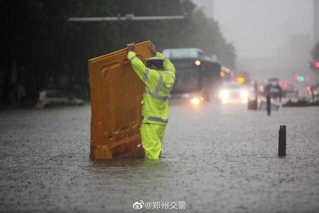 别在吃瓜了关注下河南郑州暴雨河南加油
