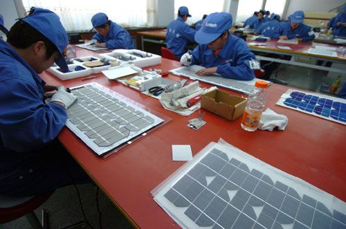 这是青海尚德尼玛太阳能电力公司的太阳能光伏组件生产车间(3月8日摄)