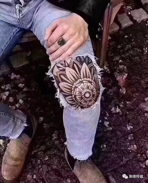 如此炫酷的"膝盖"纹身,要不要尝试一下?
