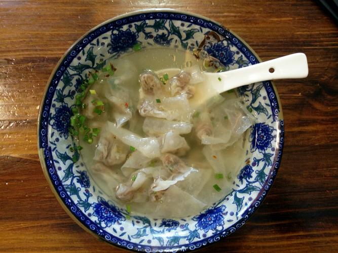 参观三坊七巷,也不忘去品一品福州小吃――肉燕