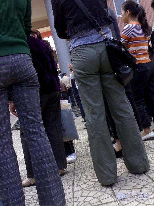 【一生有你街拍演义】第一百四十七回——臀沟深深圆弧两道,秋果丰满