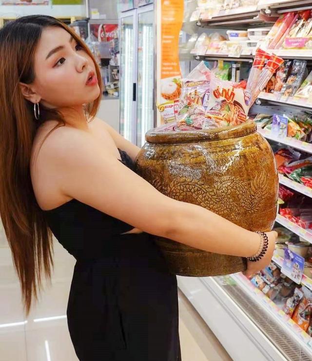 搞笑图片:爱吃的女孩运气不会差,这是她抱着坛子买好吃的理由吗?