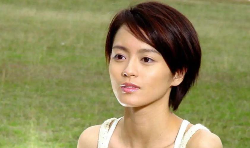 梁咏琪罕见晒近照,颜值20年未变,连笑容都一样