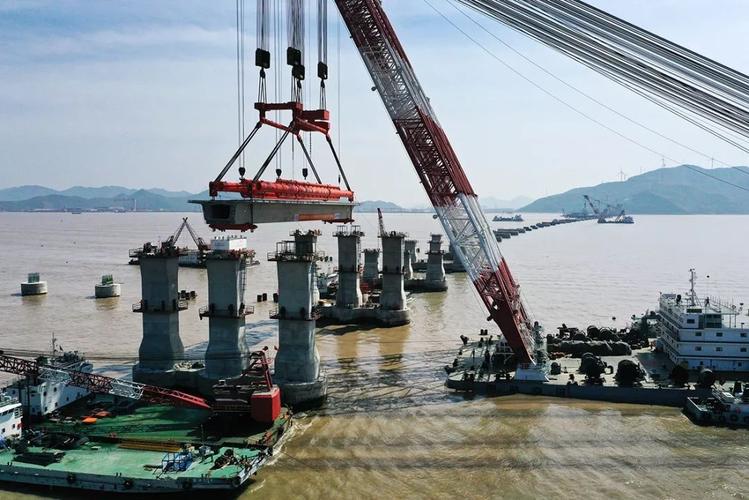 全国最重最长跨海大桥箱梁首件成功架设!