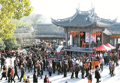 春节假期,鸣鹤古镇游人如织.(陈章升 宓培育 摄)