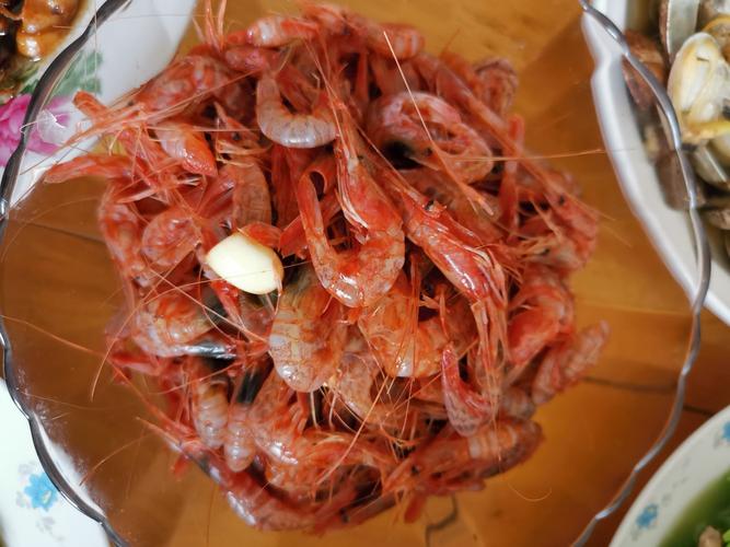 呛红芒子虾,这可是启东名菜!开吃了一会儿,这些虾就被我们全消灭掉了.