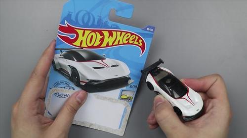 试玩风火轮阿斯顿马丁火神跑车,你知道这辆车全球一共几辆吗?