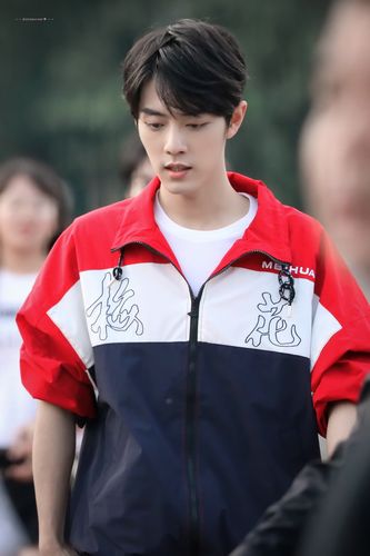 肖战身着semir x 梅花运动服