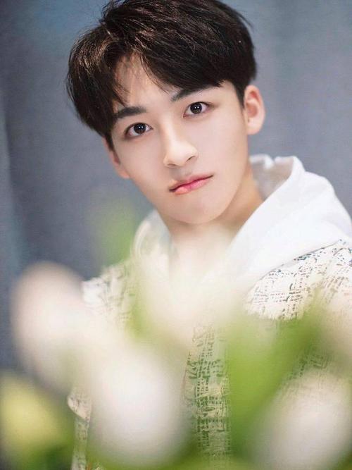 可爱的何洛洛.何洛洛露出单纯小鹿眼.何洛洛背影撩人.