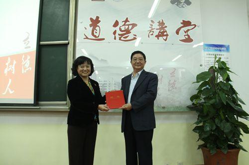 世侨会送文化到边疆高校临沧师专