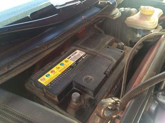 奥迪a6的电瓶是在车子的什么位置