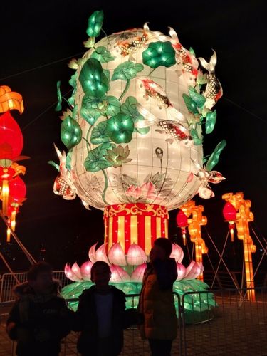 2月15日亮相上海世博公园,灯会展出面积达13万平方米,由99组花灯组成