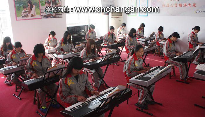 初中毕业学什么好女生?初中毕业上技校怎么样?