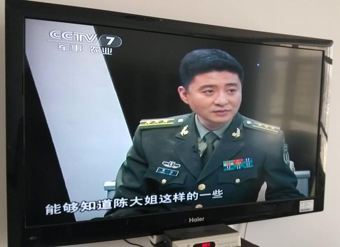 从周炜所佩带的资历章来看,四排单星为副师级,副师级最低军衔应该为