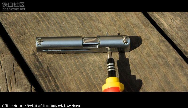 抽壳钩已经勾住底缘 小分解步骤跟真铁也类似 抽出复进簧导杆和枪管