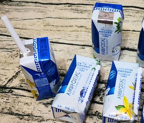 第二,我们先把酸奶盒子上边的两个角展开.