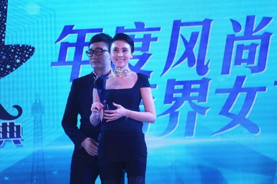 吴晓敏喜获"年度风尚跨界女艺人" 帅气领奖