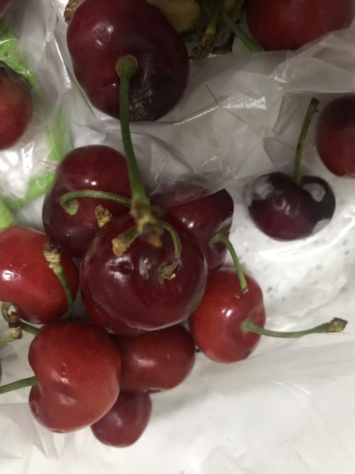 越秀集市买水果被坑了!一盒樱桃半盒坏的,还有发霉的