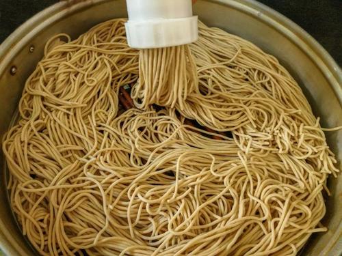 机器压出的莜麦饸饹.图/汇图网