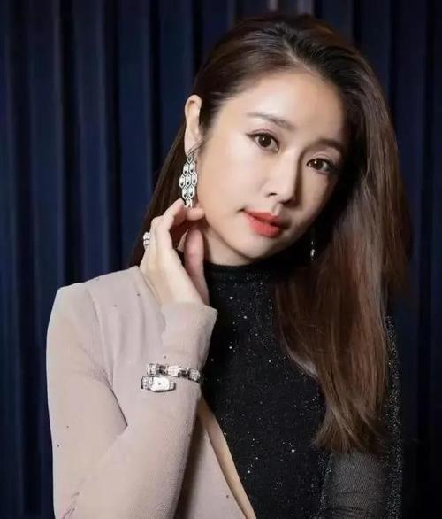 原创林心如亮相秀美照,一半米色一半黑色好个性,中间拼接显独特