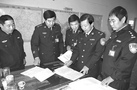 党委书记,监狱长王卫安(右二)到基层检查指导学习实践活动开展情况