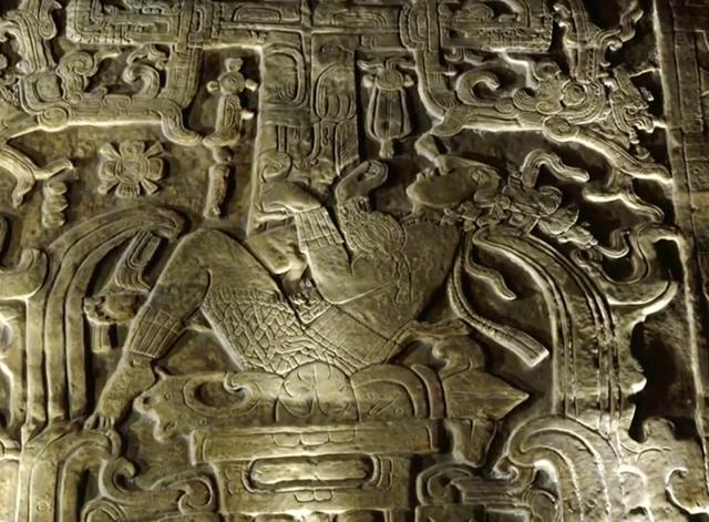 历时五年的挖掘,人们终于在阶梯的尽头发现了玛雅国王巴加尔二世的