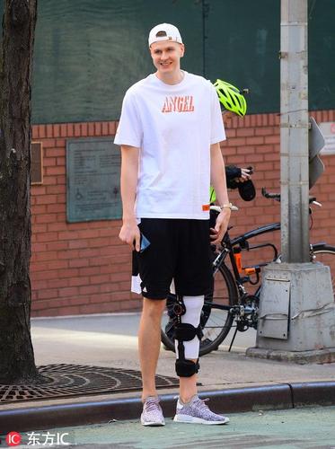 波尔津吉斯现身康复中心积极疗伤 戴护腿面露微笑对