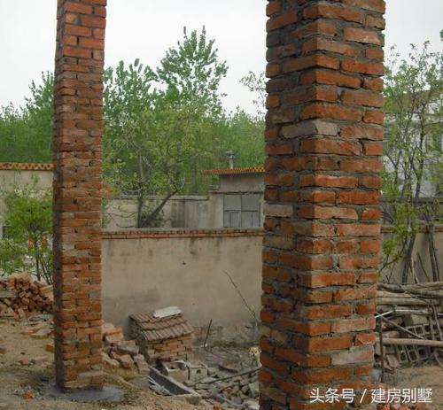 挖了1米深用石头砌了,上面砌的砖 ,柱子上面的梁和一层的圈梁是一体的