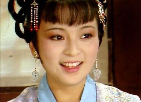 红楼梦中,贾探春不太喜欢林黛玉,却跟薛宝钗很亲近,原因很现实