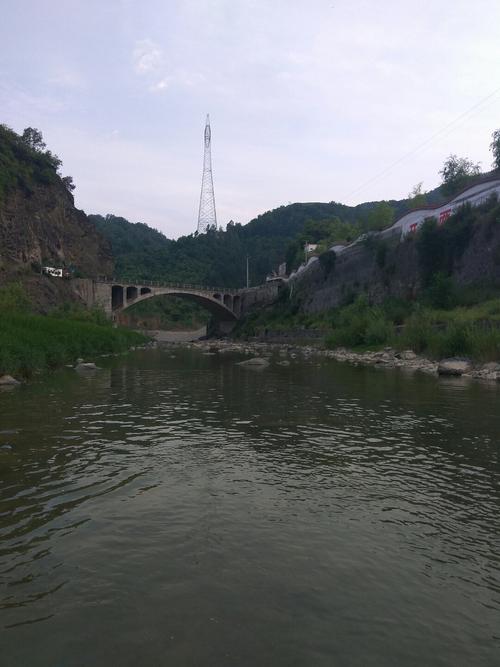 陕西省商洛市丹凤县六毛白路靠近武关镇段湾小学