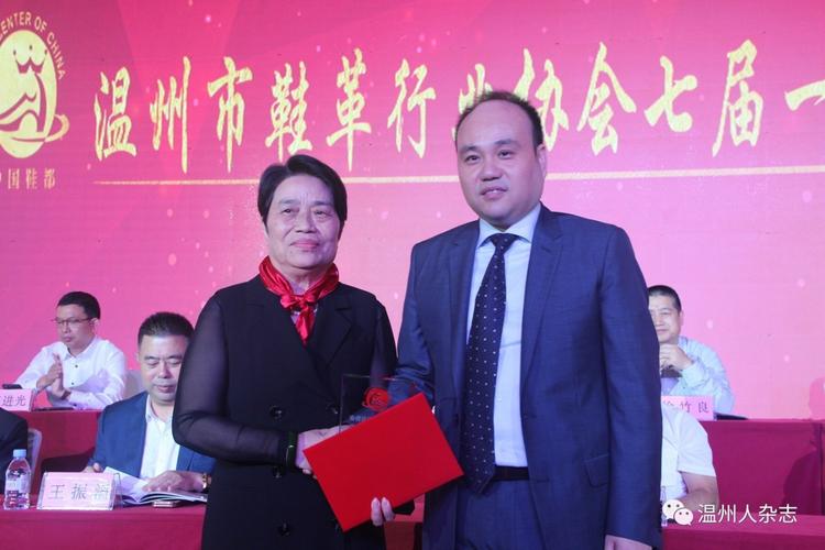 巨一集团总经理潘建中(右)当选协会会长,谢榕芳(左)当选执行会长
