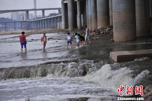 旅游美食 > 正文   原标题:重庆嘉陵江边市民趟水寻清凉 小孩子们站在