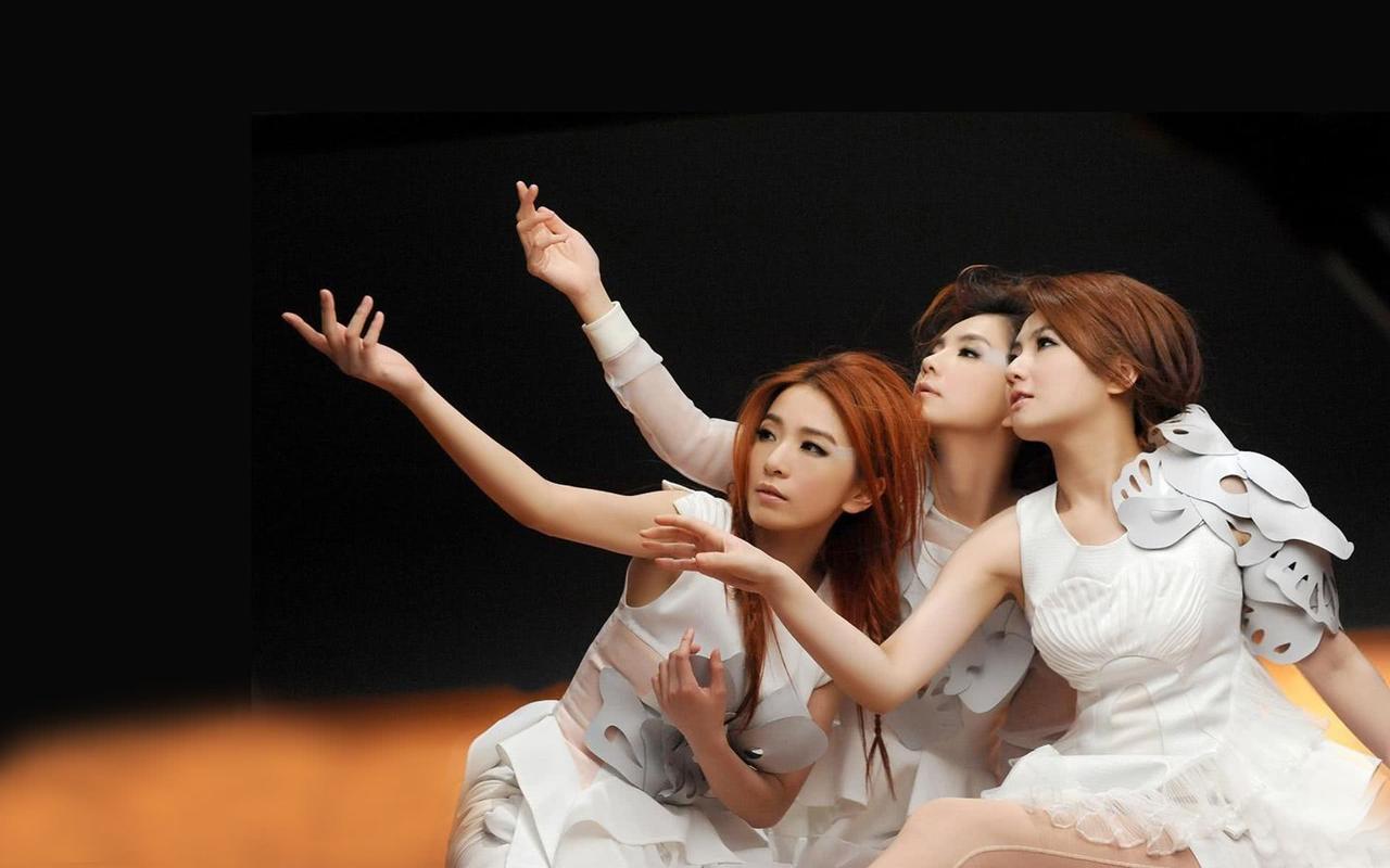 由任家萱(selina),田馥甄(hebe),陈嘉桦(ella)组成she组合开始走红